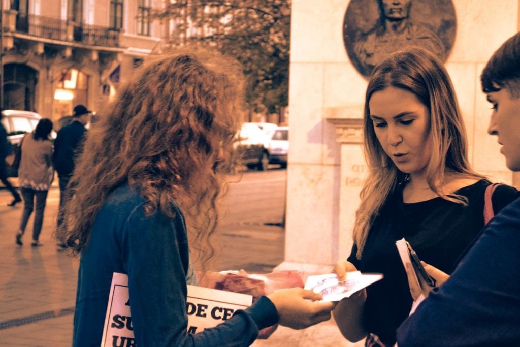 Vegan in Cluj-Napoca la una dintre acțiunile lor de informare Earthlings Experience. Sursa foto: Vegan in Cluj-Napoca